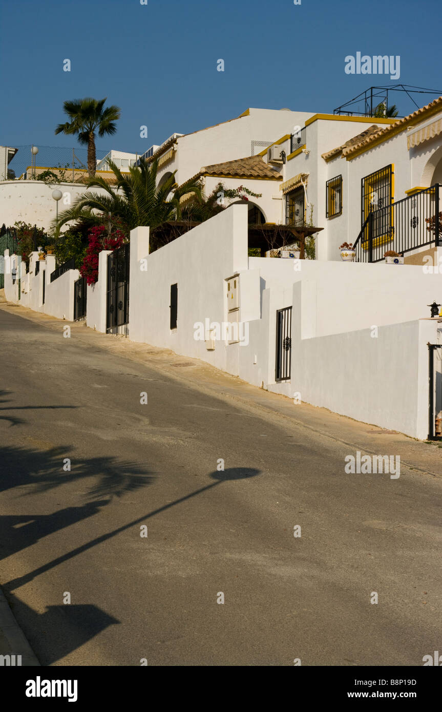 Villas de vacances espagnole fortifiée blanche homes maisons La Marina Espagne Banque D'Images