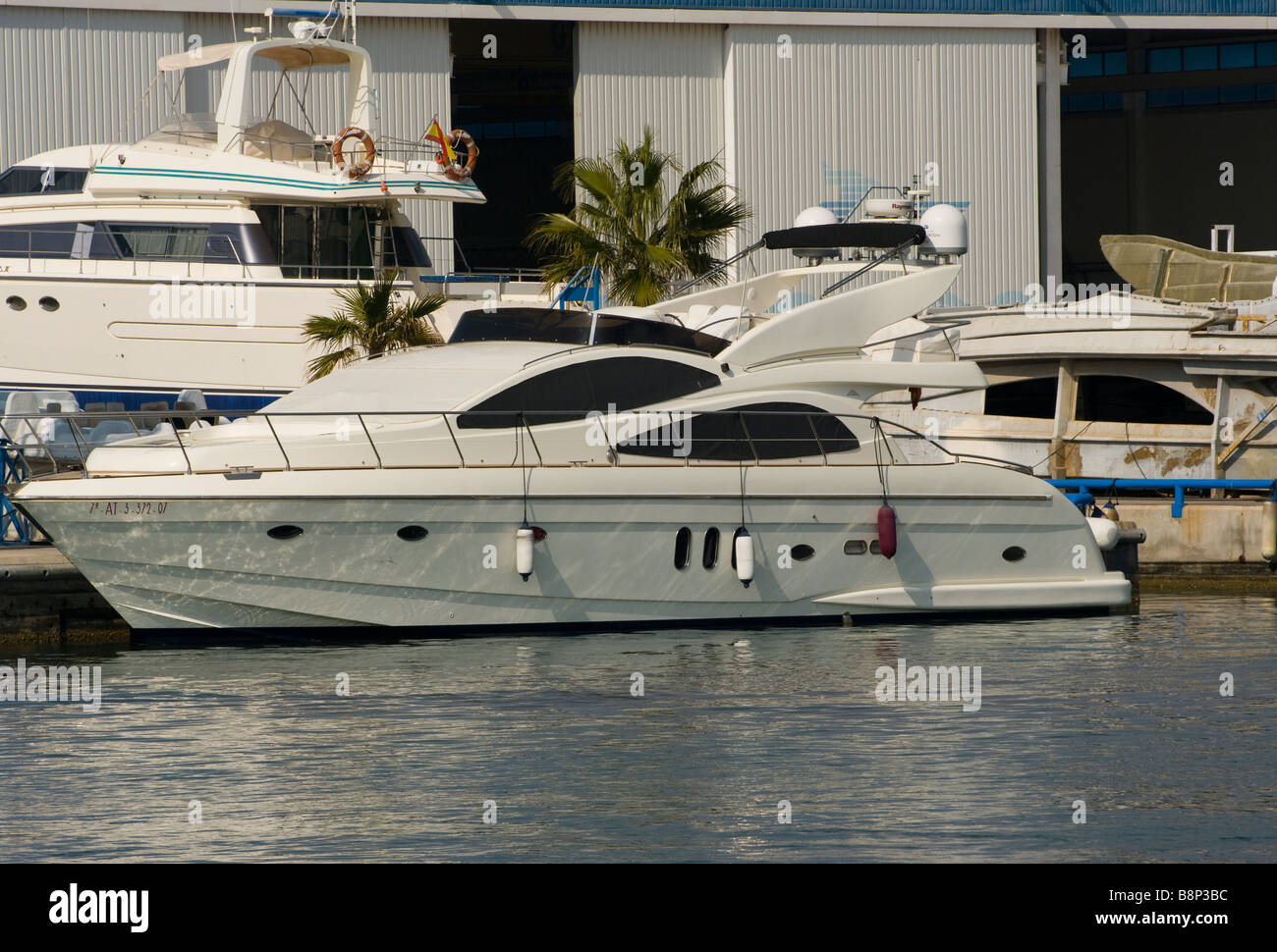 Cher grand luxe Motor Cruiser Location de bateau dans le port de Santa Pola Espagne Banque D'Images