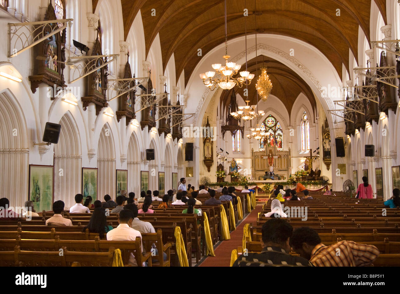 L'Inde Tamil Nadu Chennai Santhome cathédrale basilique catholique des fidèles dans l'intérieur de bancs Banque D'Images
