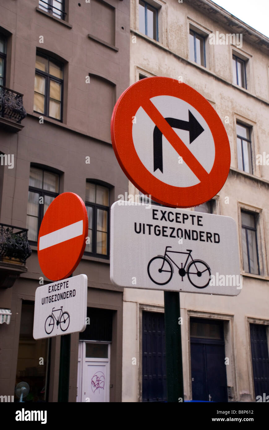 Bruxelles Belgique Street les panneaux signalant la préférence pour les bicyclettes dans la capitale surpeuplée Banque D'Images