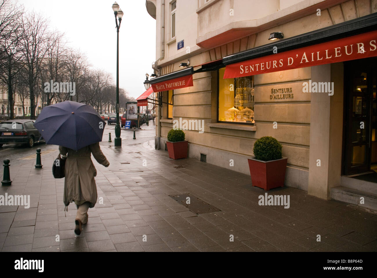 Magasin de parapluie sous la pluie Banque de photographies et d'images à  haute résolution - Alamy