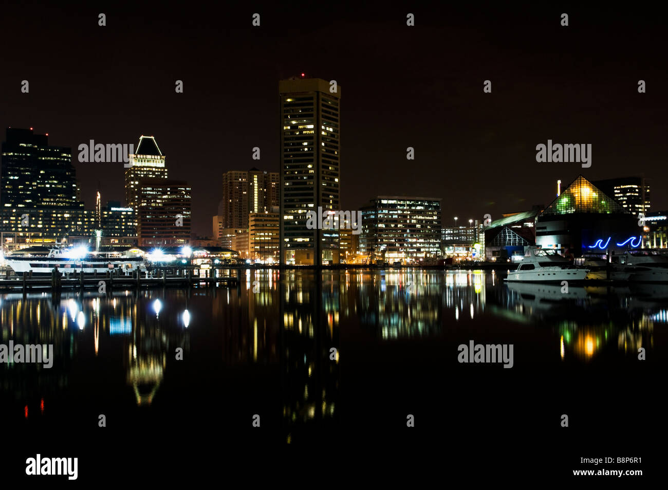 Port intérieur de réflexions dans la baie de Chesapeake la nuit, Baltimore Maryland Banque D'Images