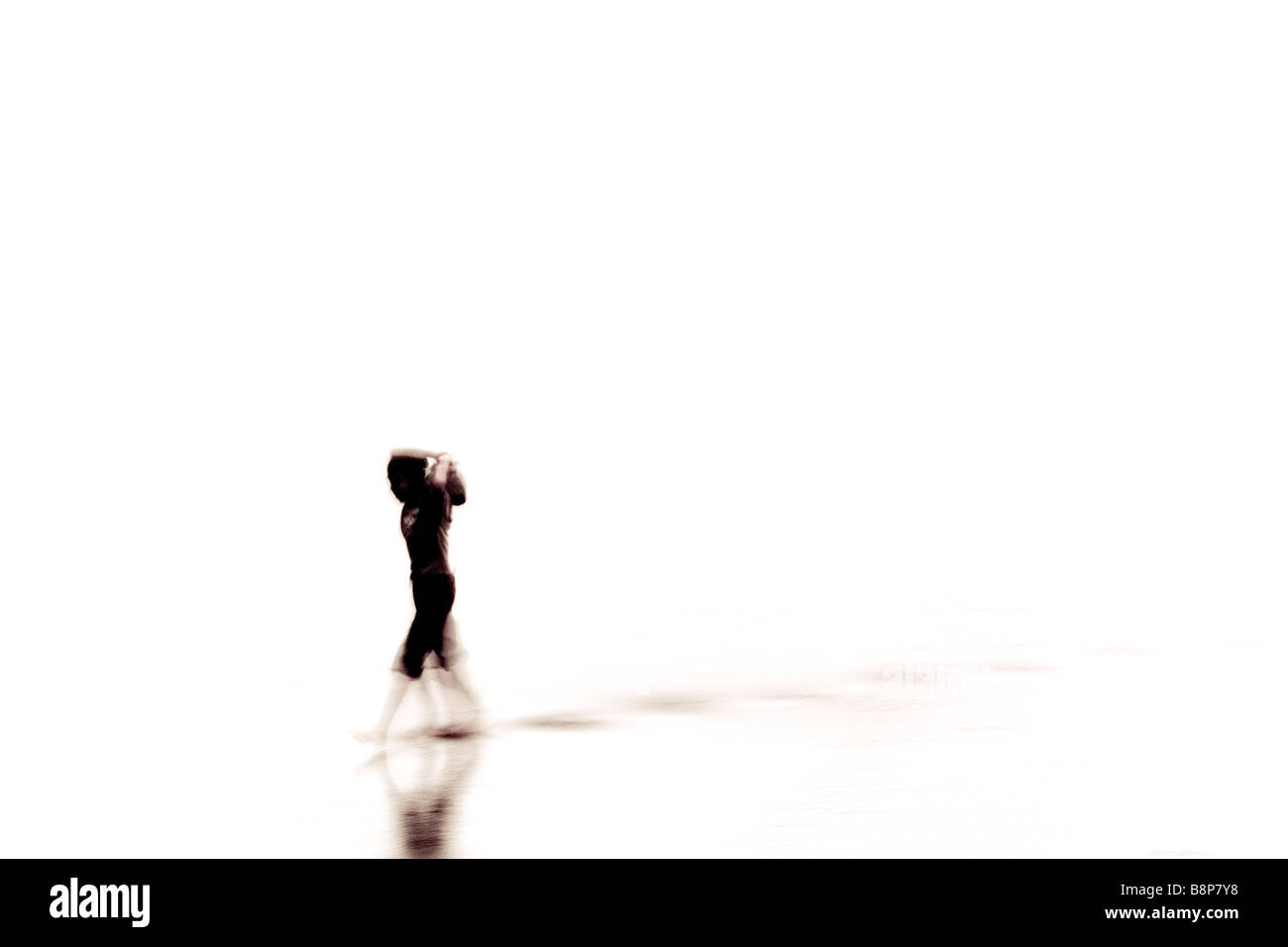 Comores, Anjouan, côte ouest, marée basse. Boy walking. Banque D'Images
