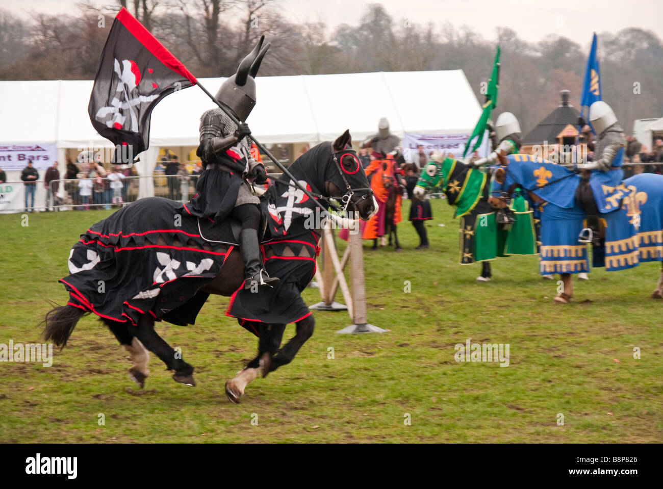 Chevalier à cheval au galop à un tournoi de joutes Banque D'Images