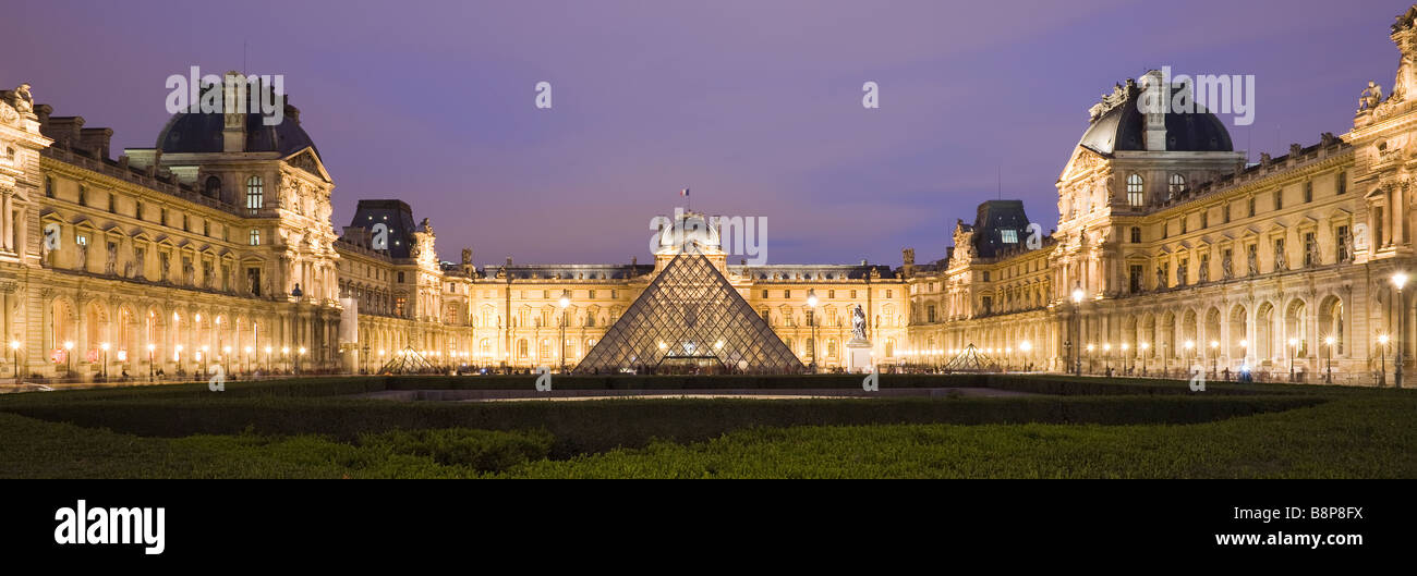 Le Musée du Louvre, Pyramide de verre lumineux Paris France entrée Banque D'Images