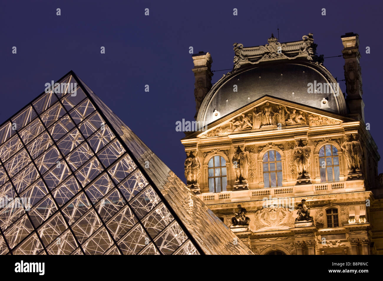 La pyramide de verre du Louvre et Paris France Banque D'Images