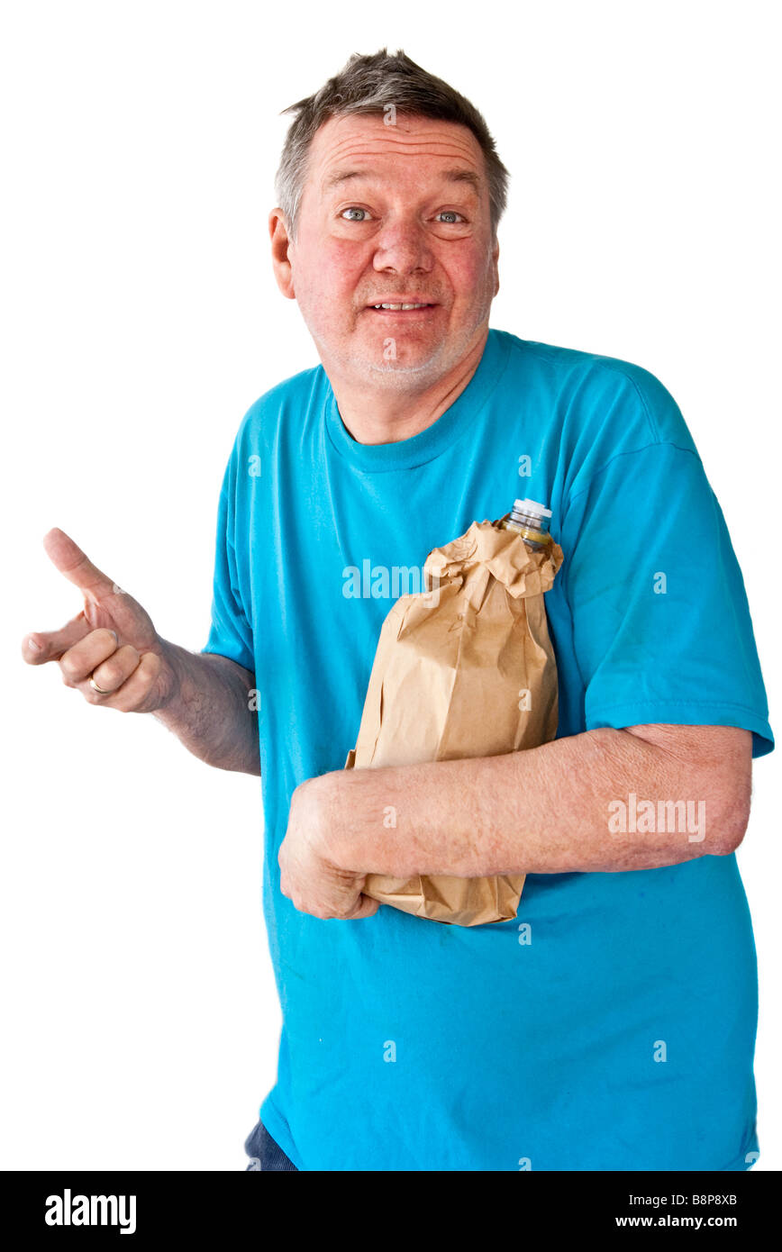 Homme mature affolé avec bouteille de boisson cachée dans un sac de papier. Isolé sur fond blanc Banque D'Images