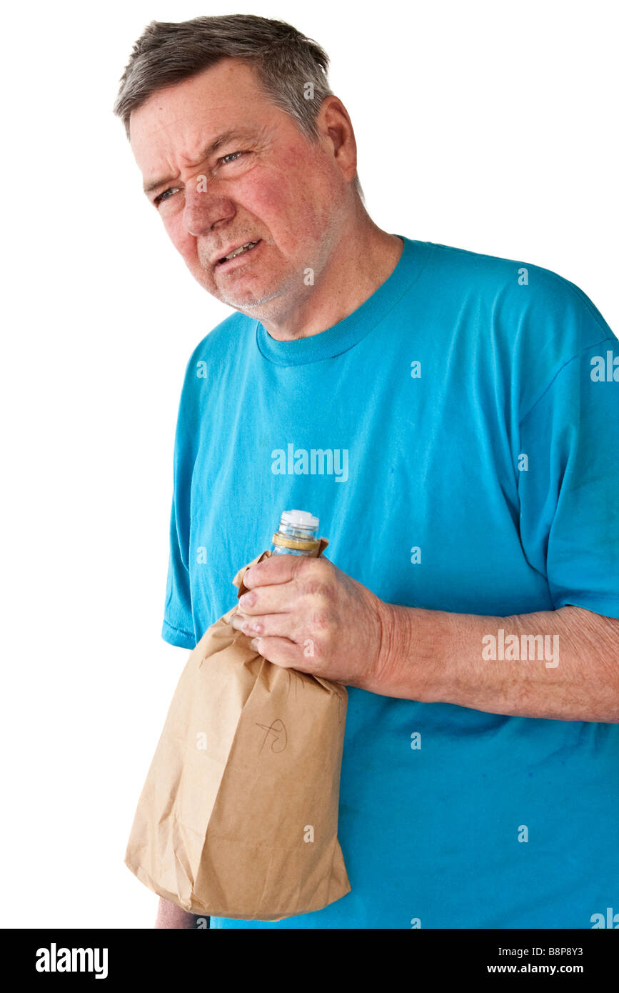 Homme mature affolé avec bouteille de boisson en sac de papier isolé sur fond blanc Banque D'Images