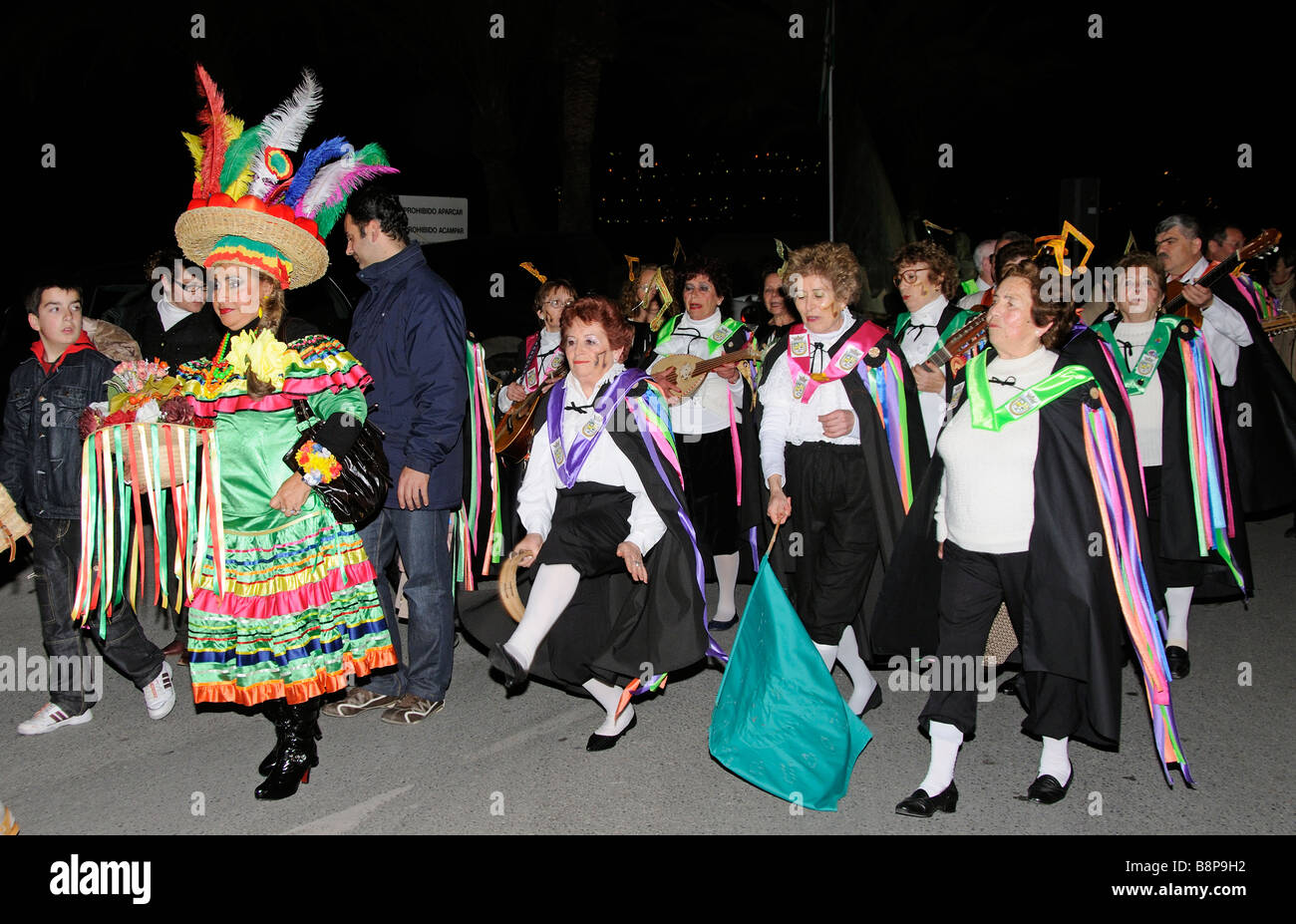 La danse de carnaval et de musiciens dans la ville espagnole de La Herradura, sur la côte tropicale du sud de l'Espagne Banque D'Images
