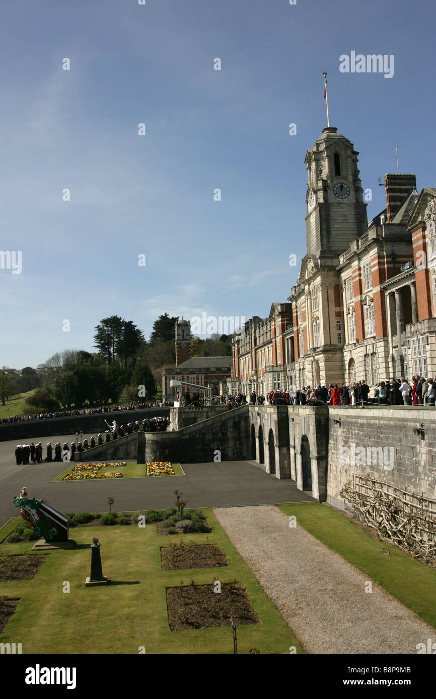 Ville de Dartmouth, en Angleterre. L'officier passant au défilé Sir Aston Webb conçu Britannia Royal Naval College (BRNC). Banque D'Images