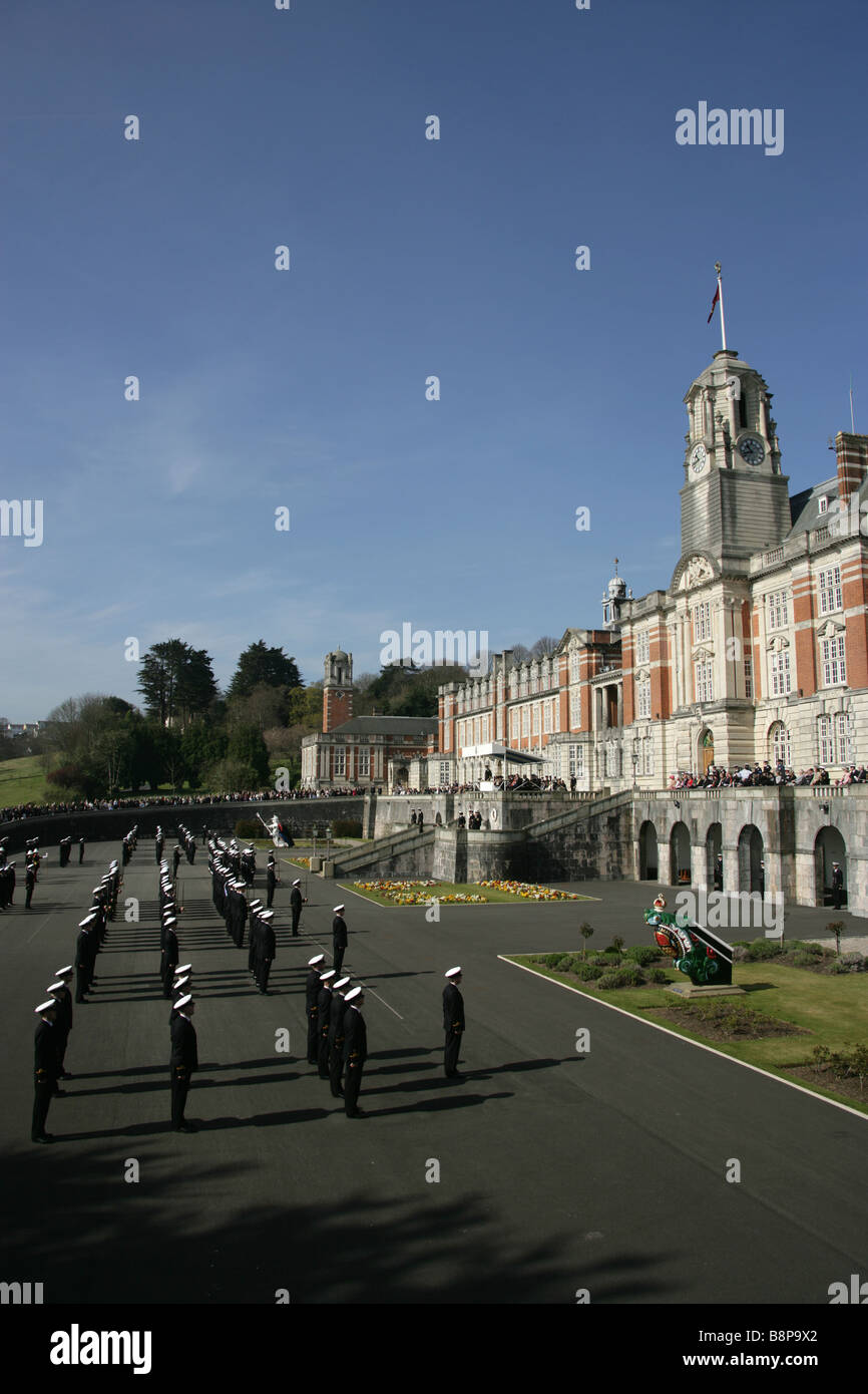 Ville de Dartmouth, en Angleterre. L'officier passant au défilé Sir Aston Webb conçu Britannia Royal Naval College (BRNC). Banque D'Images