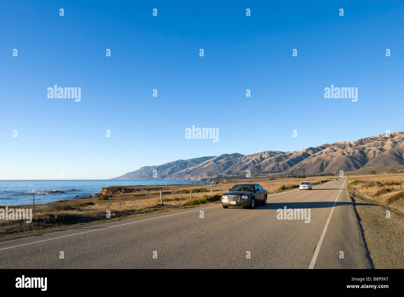 L'Autoroute de la côte pacifique ou Cabrillo Highway (route 1) juste au sud de la montagnes Santa Lucia, le Centre de la Californie, USA Banque D'Images