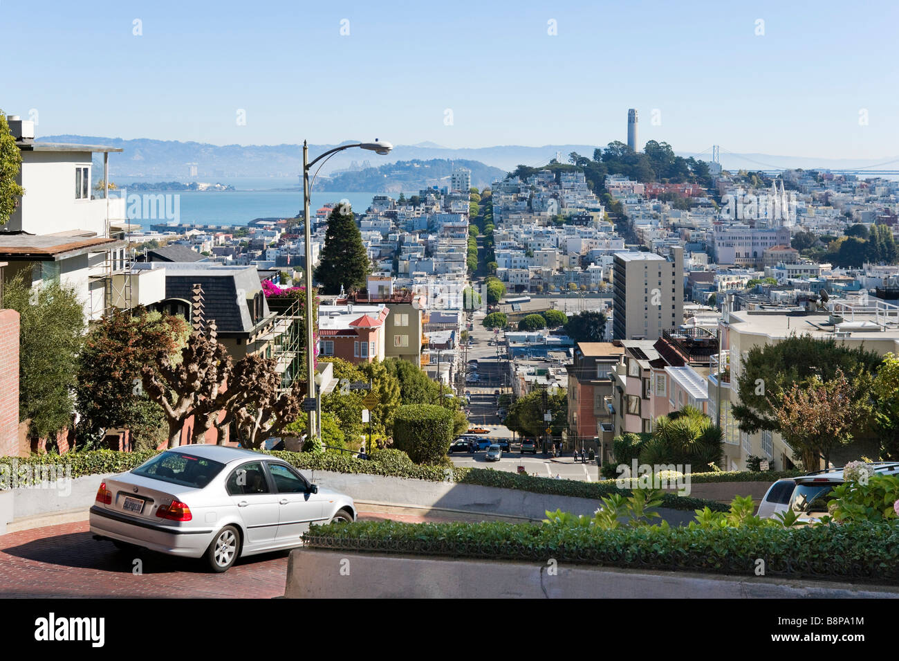 Vue vers le bas de la rue Lombard vers la Coit Tower, Telegraph Hill et North Beach, San Francisco, California, USA Banque D'Images
