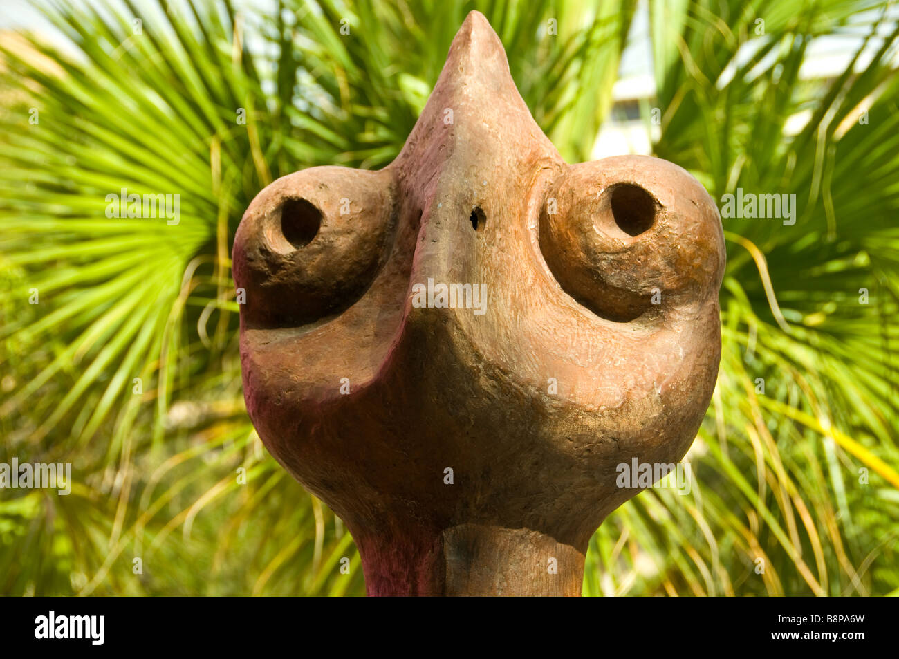 San Antonio Art Museum sculptures en plein air d'une tête d'animal avec des feuilles de palmier derrière Texas tx attraction touristique Banque D'Images