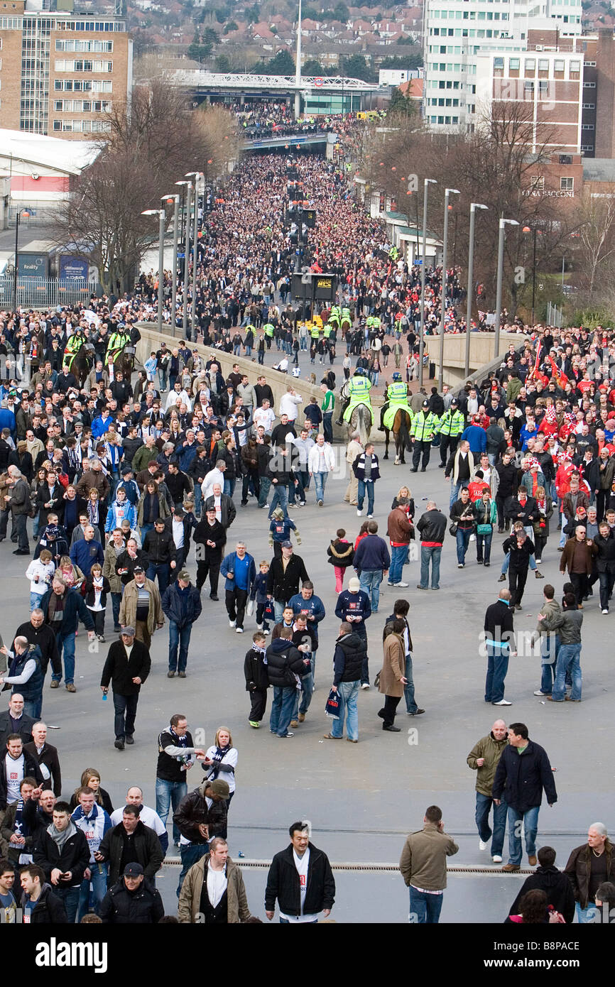Les foules sur Wembley moyen avant la finale de Coupe de Carling entre Manchester United et Tottenham Hotspurs Banque D'Images