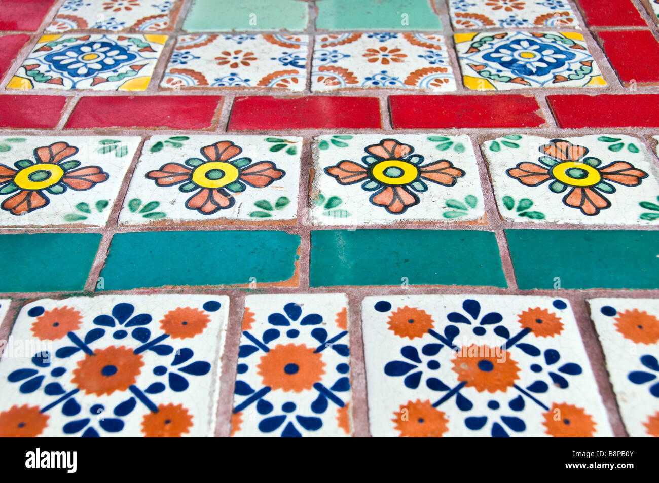 Les carreaux de céramique mexicaines colorées motifs peints de couleur vive San Antonio Texas Banque D'Images