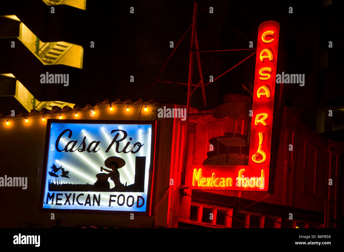 La nourriture mexicaine en néon la nuit couleurs San Antonio Texas tx fond sombre de la cuisine des aliments locaux Banque D'Images