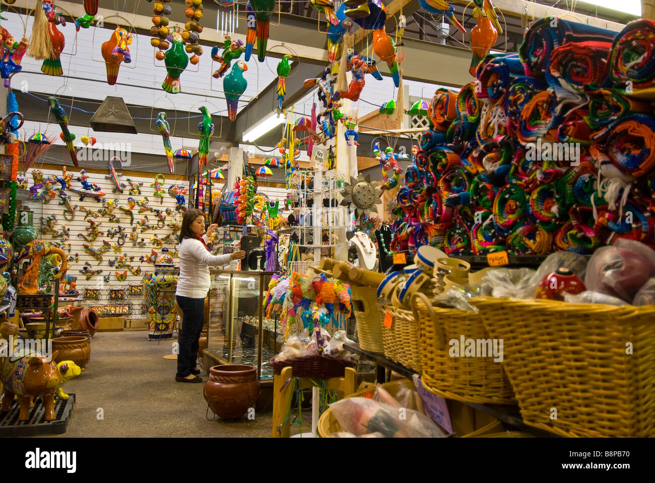 El Mercado femme greffier immense centre commercial mexicain historique souvenirs mexicains artisanat arts Place du Marché historique de San Antonio, TX Banque D'Images