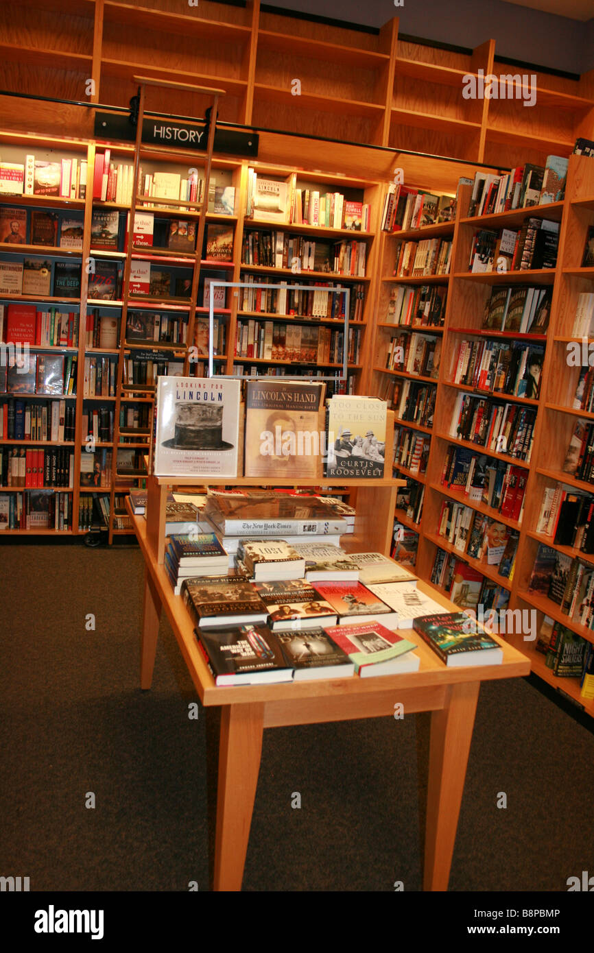 Étagères de livres historiques dans une librairie afficher Banque D'Images