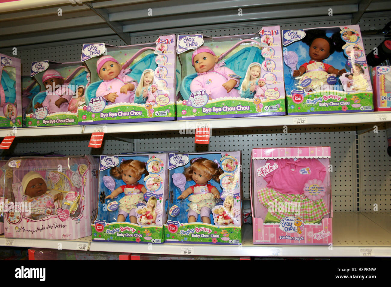 Divers poupées pour la vente dans un magasin de jouets, multi ethnique, variété couleur de peau Banque D'Images