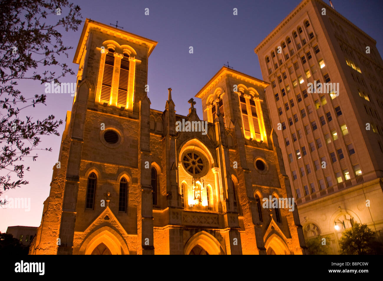 La Cathédrale San Fernando San Antonio (Texas), la nuit nous active la plus ancienne cathédrale bâtiment historique monument attraction touristique Banque D'Images