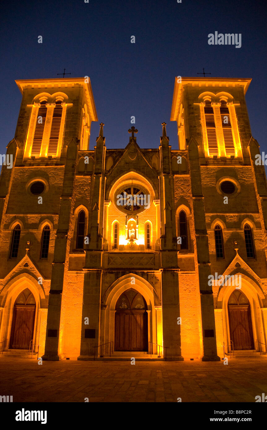 La Cathédrale San Fernando San Antonio (Texas), la nuit nous active la plus ancienne cathédrale bâtiment historique monument attraction touristique Banque D'Images