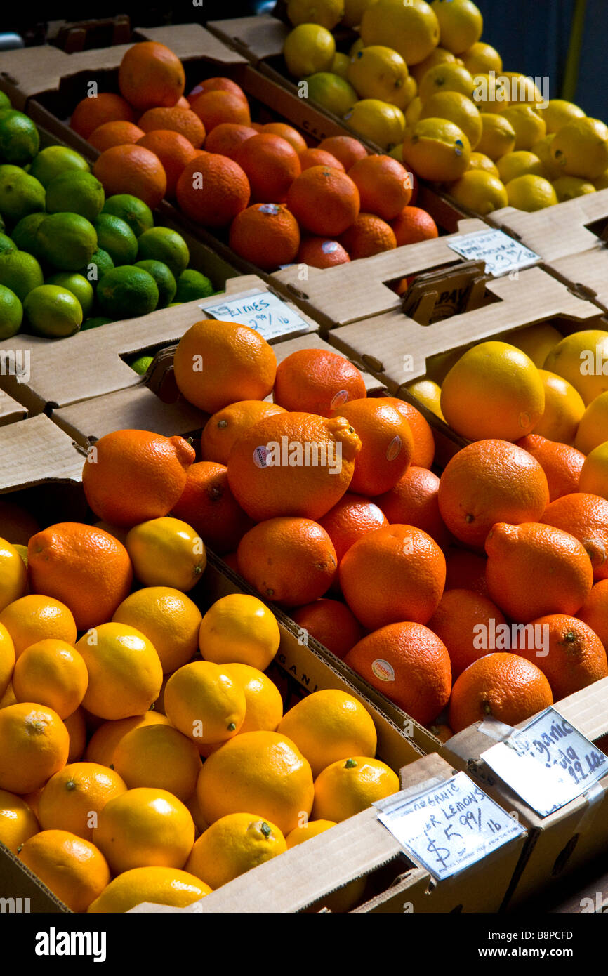 Stand de fruits dans le ferry à San Francisco, Californie Banque D'Images