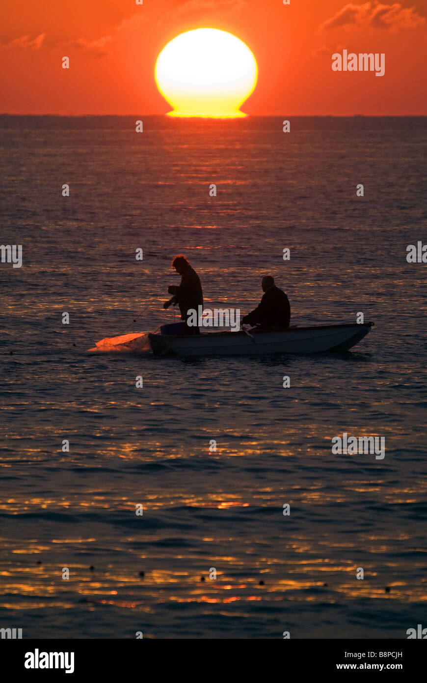 Les pêcheurs au coucher du soleil dans la mer du Parc National de Circeo en Italie Banque D'Images