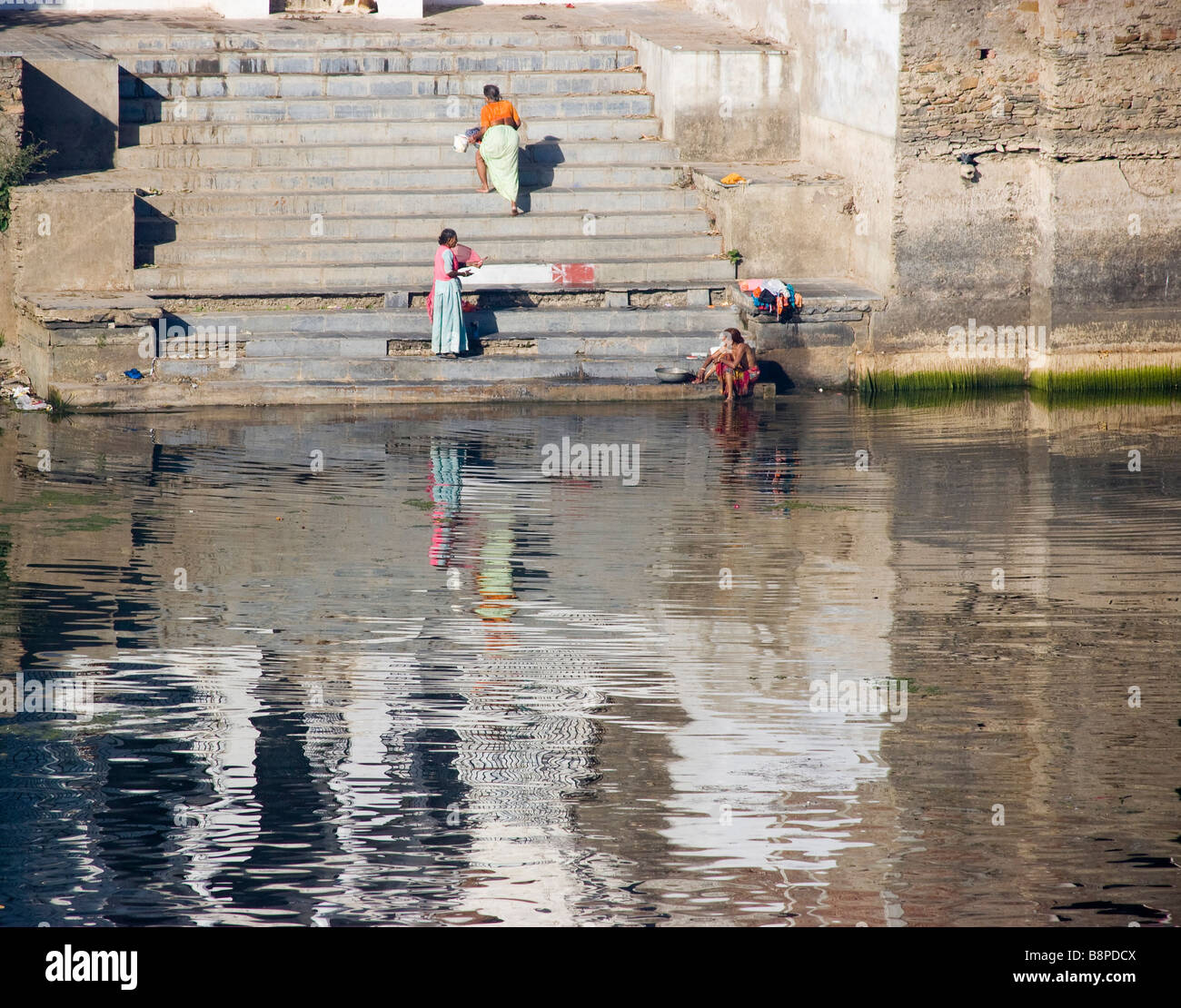 Les Indiens le bain et le lavage des vêtements le lac Pichola Udaipur Rajasthan Inde Banque D'Images
