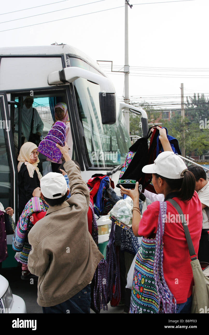 Les vendeurs de rue essaient de vendre leurs marchandises aux touristes à Beijing, Chine. Banque D'Images