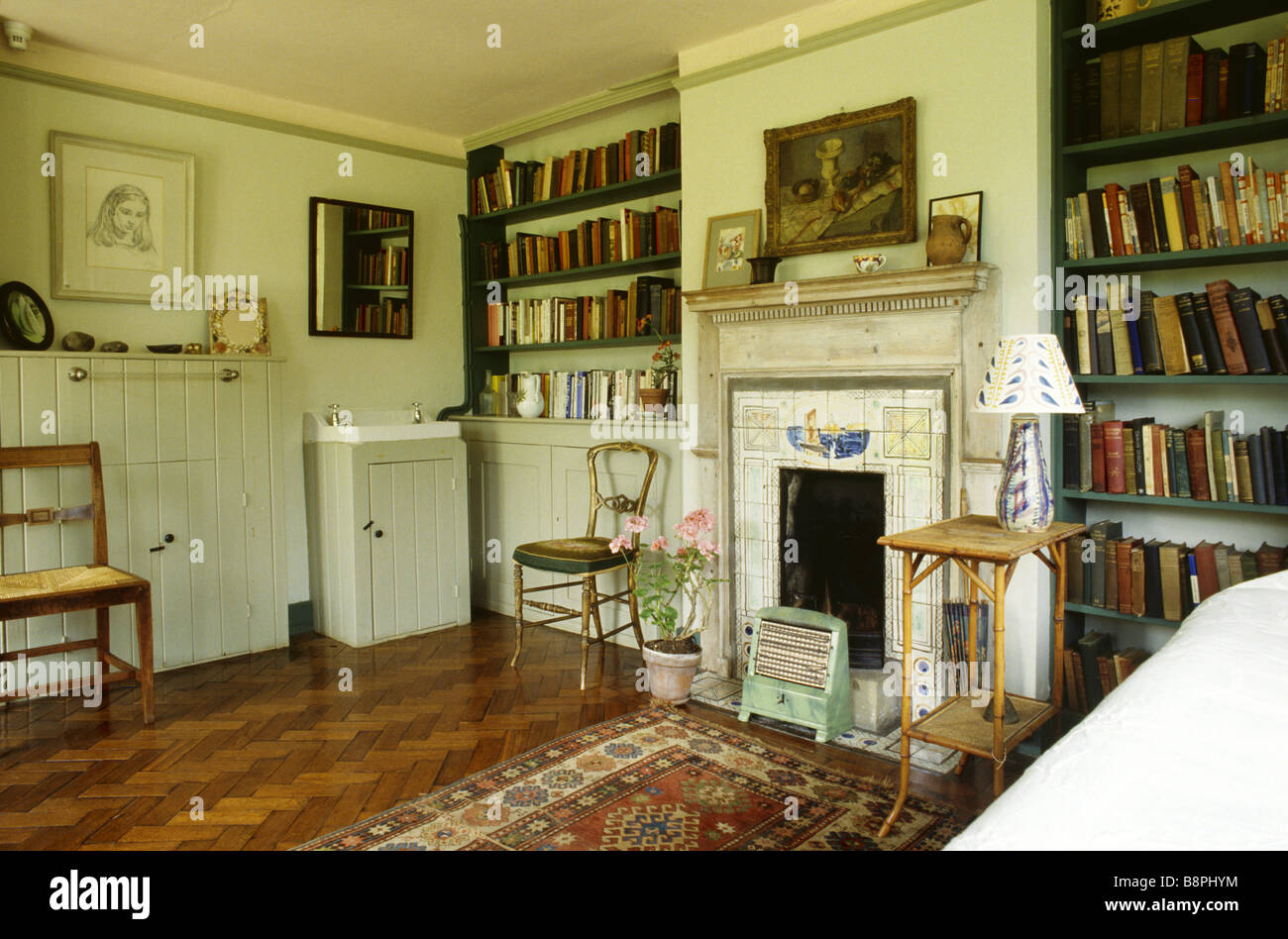 L'intérieur de la Virginie Woolf s coucher à Monks House en regardant vers la cheminée Banque D'Images
