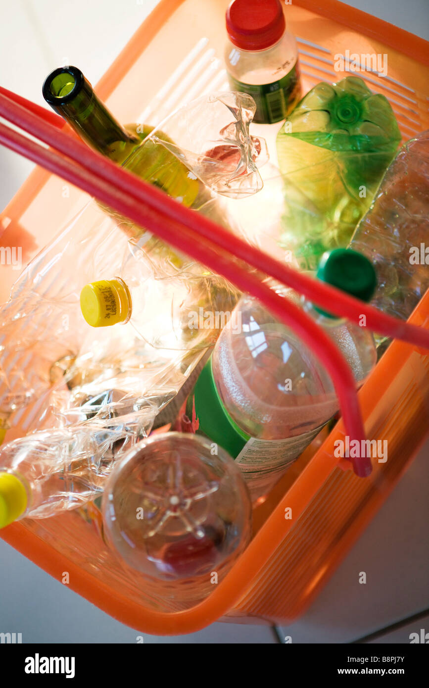 Bac rempli de plastique et les bouteilles en verre Banque D'Images
