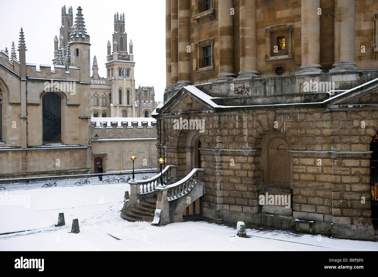 Radcliffe College et toutes les âmes vu à travers les arbres dans le jardin d'Exeter Banque D'Images
