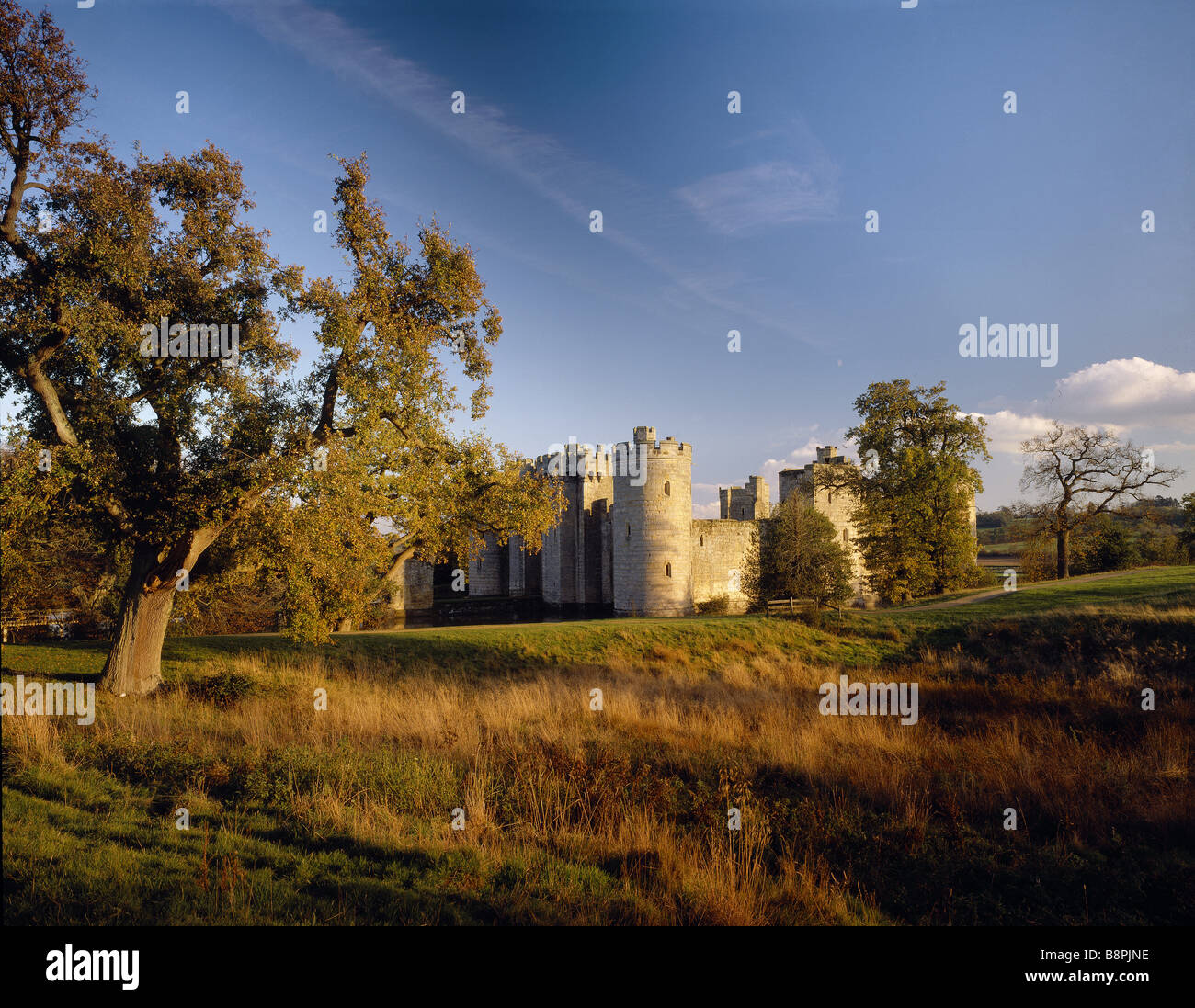 Château de Bodiam vu de l'extérieur à travers les champs en automne chaud light Banque D'Images
