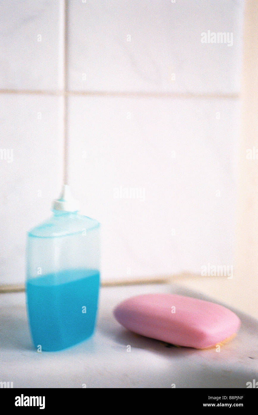 Bouteille de savon liquide bleu, rose savon set de bain sur Vire Banque D'Images