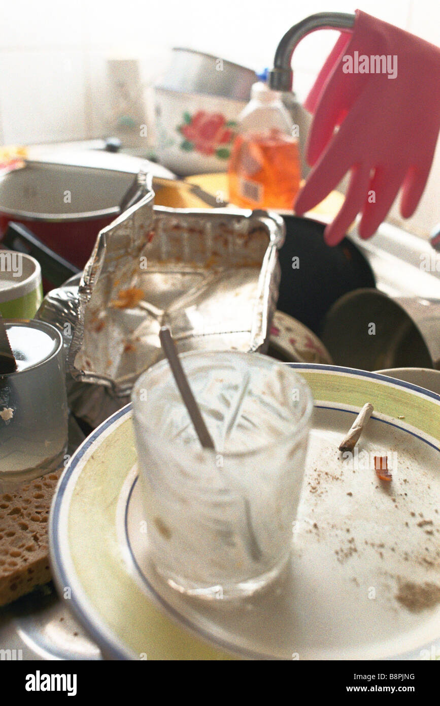 Évier de cuisine avec de la vaisselle sale empilée sur Banque D'Images