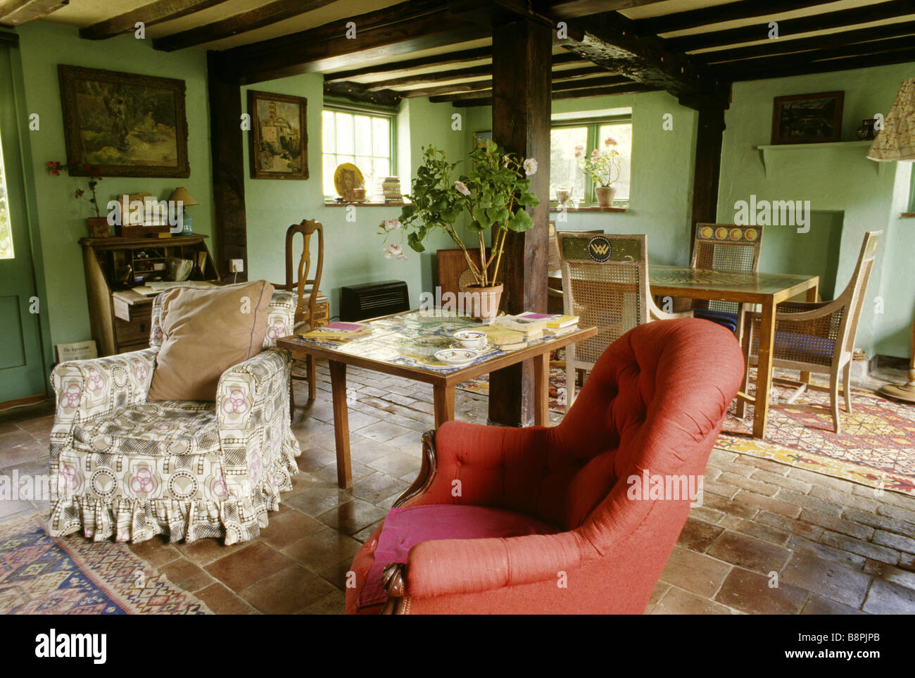 La maison de moine le salon avec des murs de peinture verte favorisée par Virginia Woolf Banque D'Images