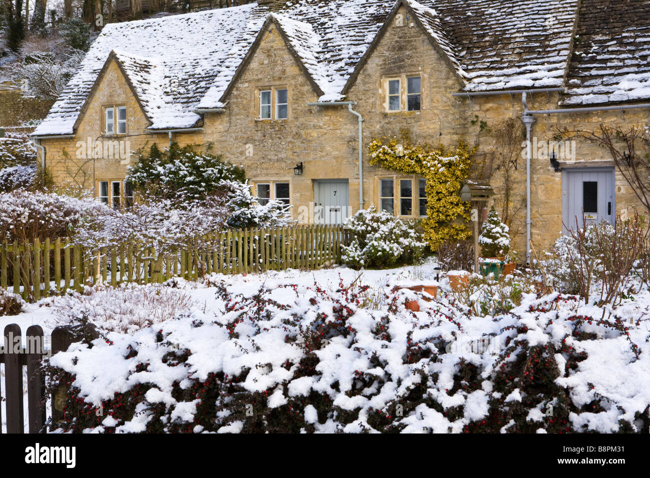 Neige de l'hiver dans le village de Cotswold, Gloucestershire Bibury Banque D'Images