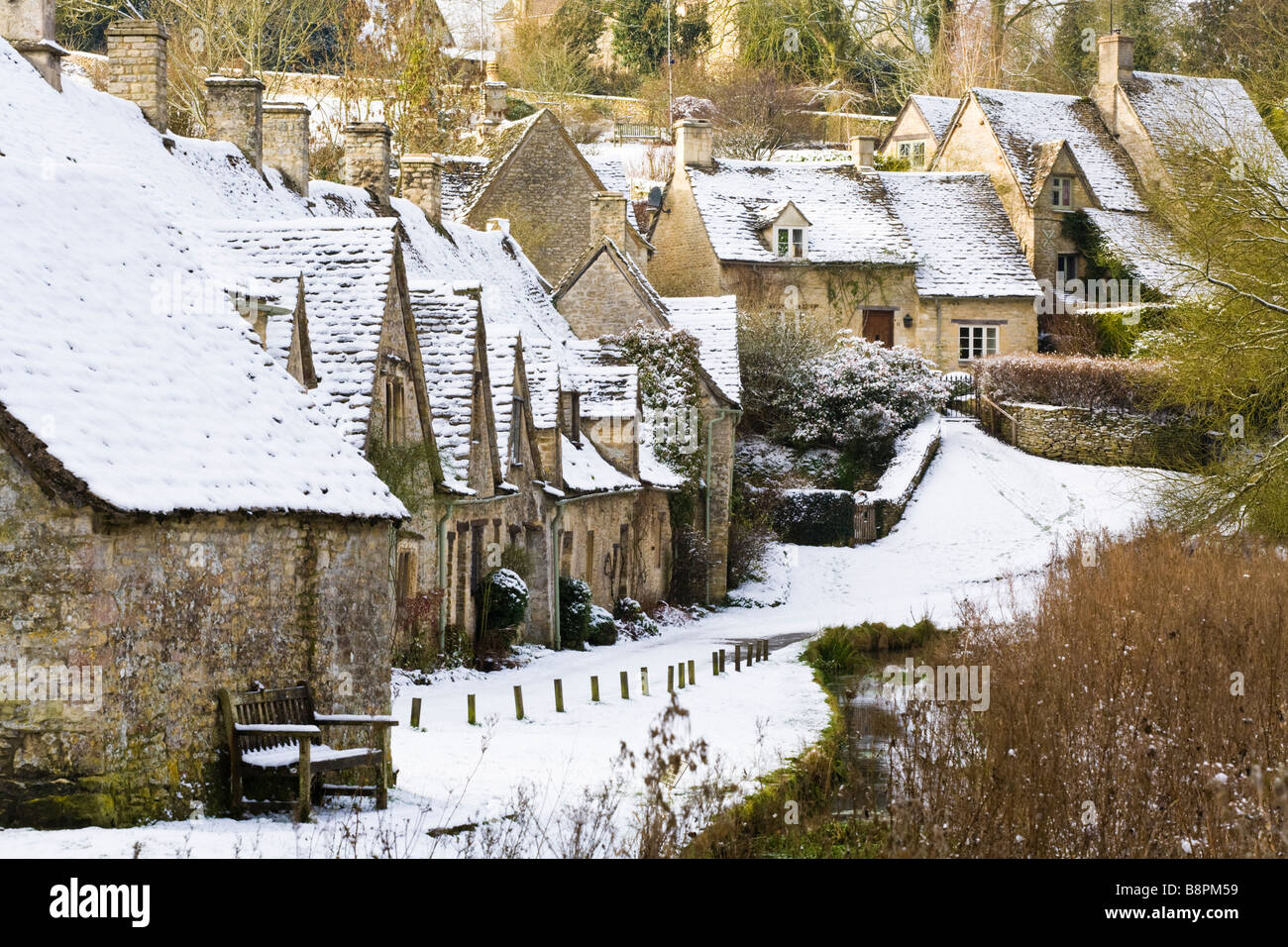 Hiver neige sur Arlington Row dans le village de Cotswold, Gloucestershire Bibury Banque D'Images