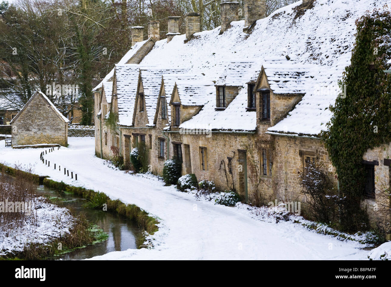 Neige d'hiver sur Arlington Row dans le village de Bibury, Gloucestershire, Royaume-Uni Banque D'Images