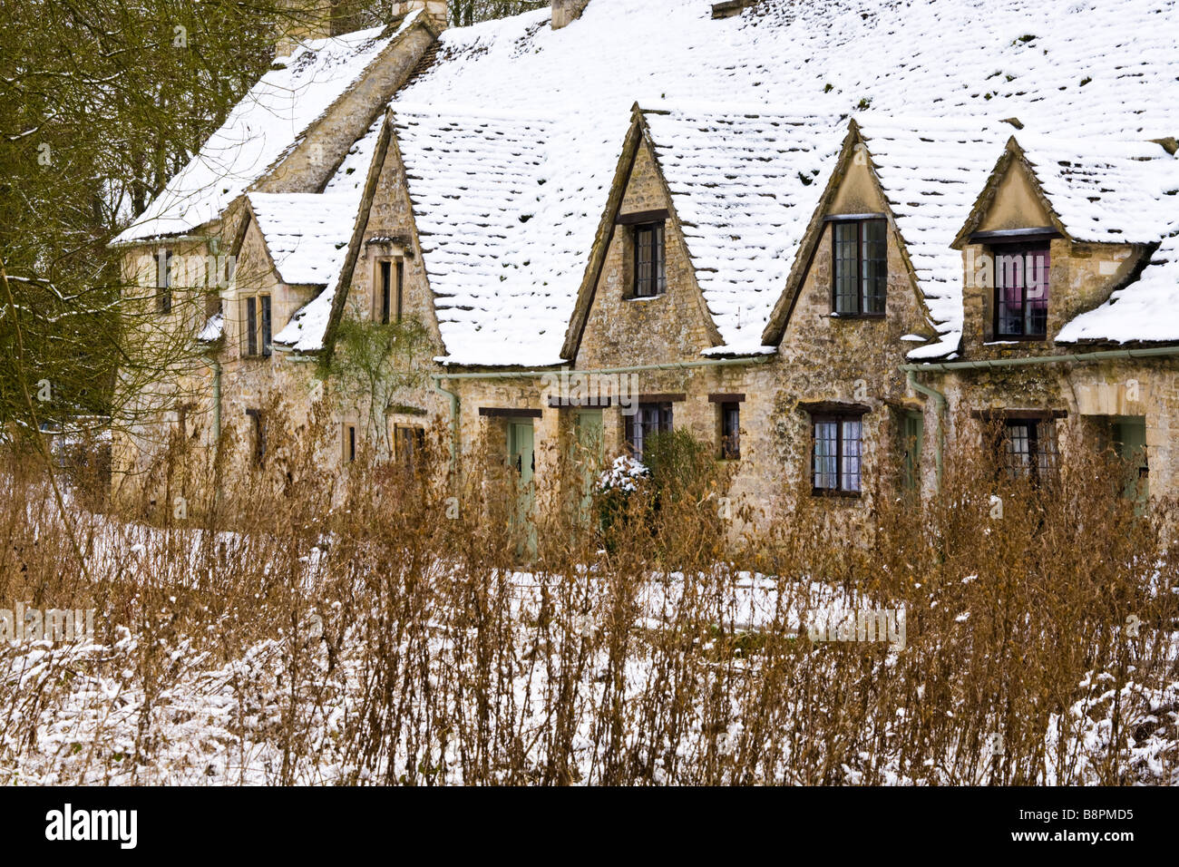 Hiver neige sur Arlington Row dans le village de Cotswold, Gloucestershire Bibury Banque D'Images