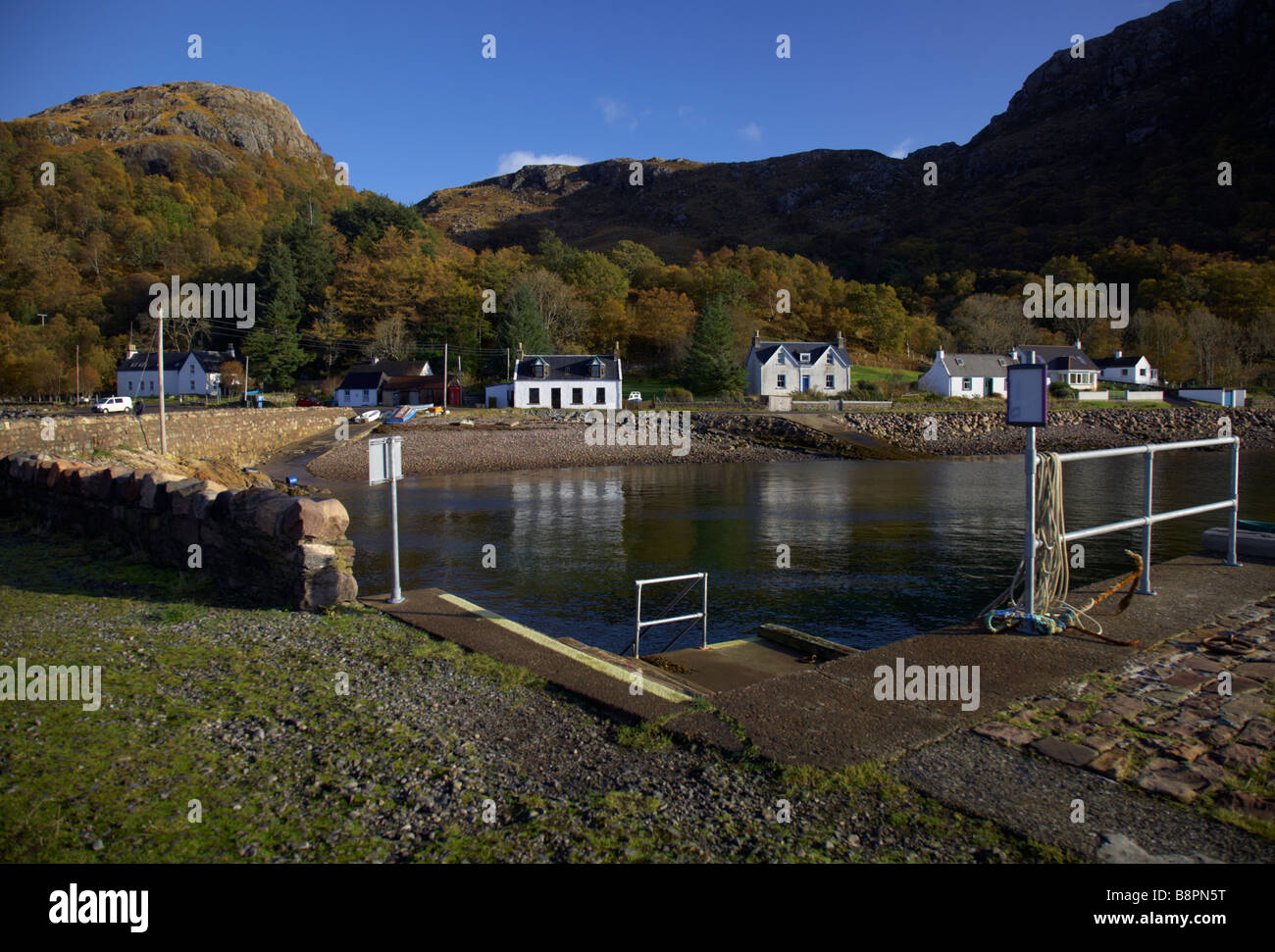 Diabaig inférieur. Au sud-est de la jetée à travers une réflexion calme et bay. Wester Ross, Highlands, Scotland Banque D'Images