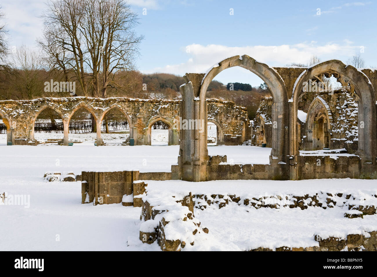 Neige de l'hiver sur les Cotswolds à Hailes Abbey, Gloucestershire Banque D'Images