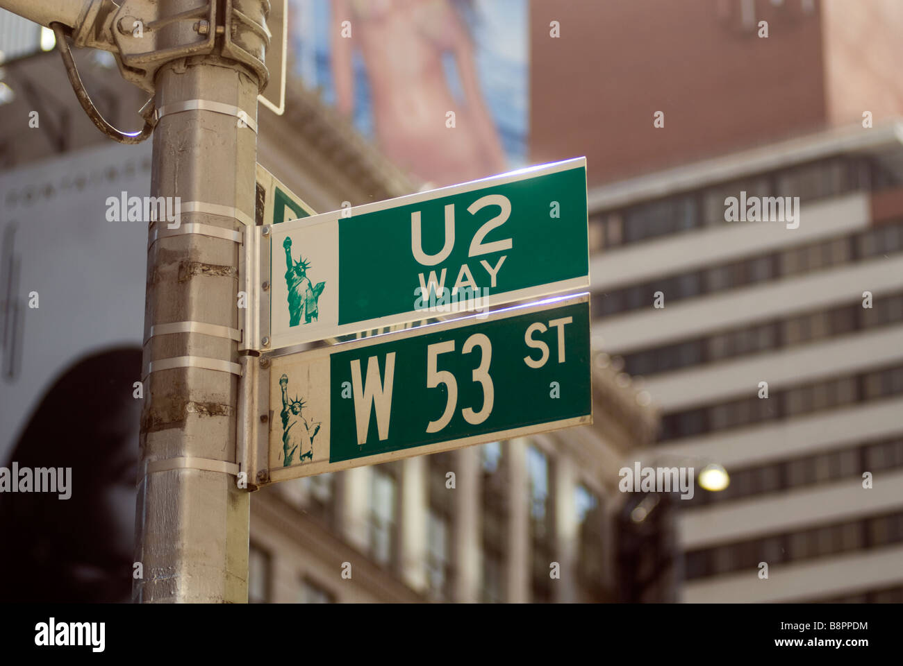 Une plaque de rue à l'angle de West 53e Rue et Broadway renomme la rue U2 Way Banque D'Images