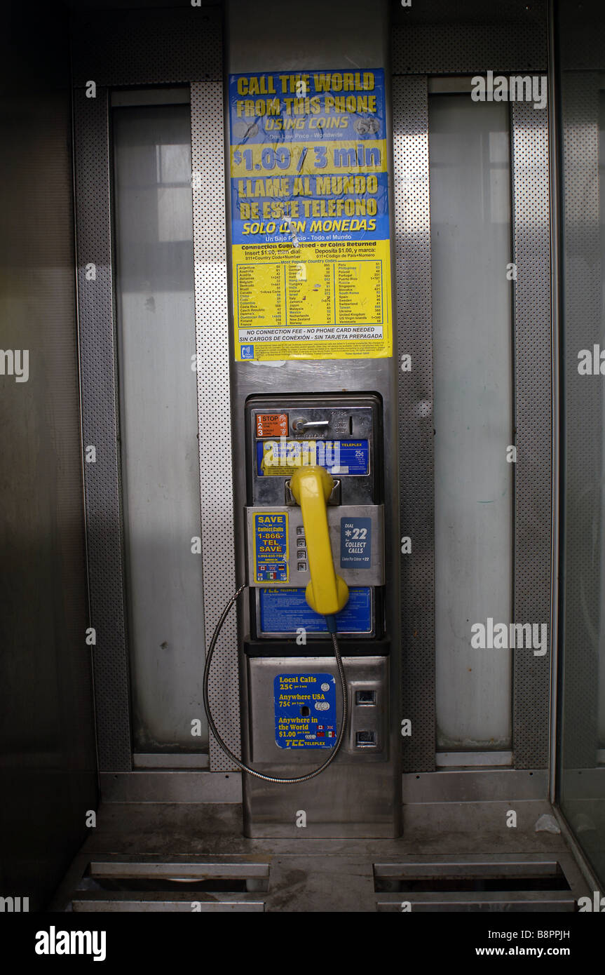 Un téléphone public payant appel international de publicité est vue sur le 1er janvier 2008 Richard B Levine Banque D'Images