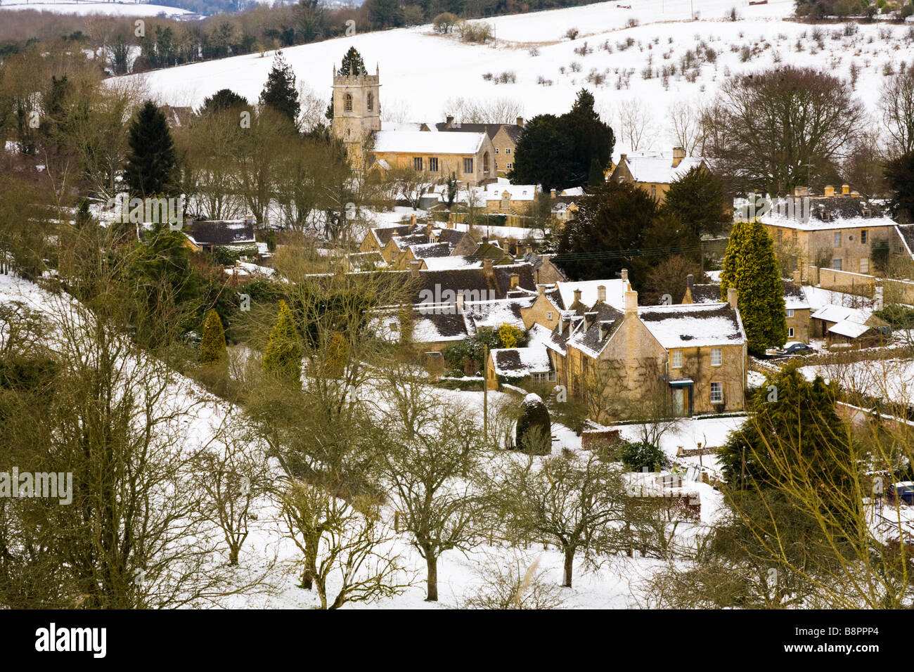 Neige de l'hiver dans le village de Cotswold Naunton, Gloucestershire Banque D'Images