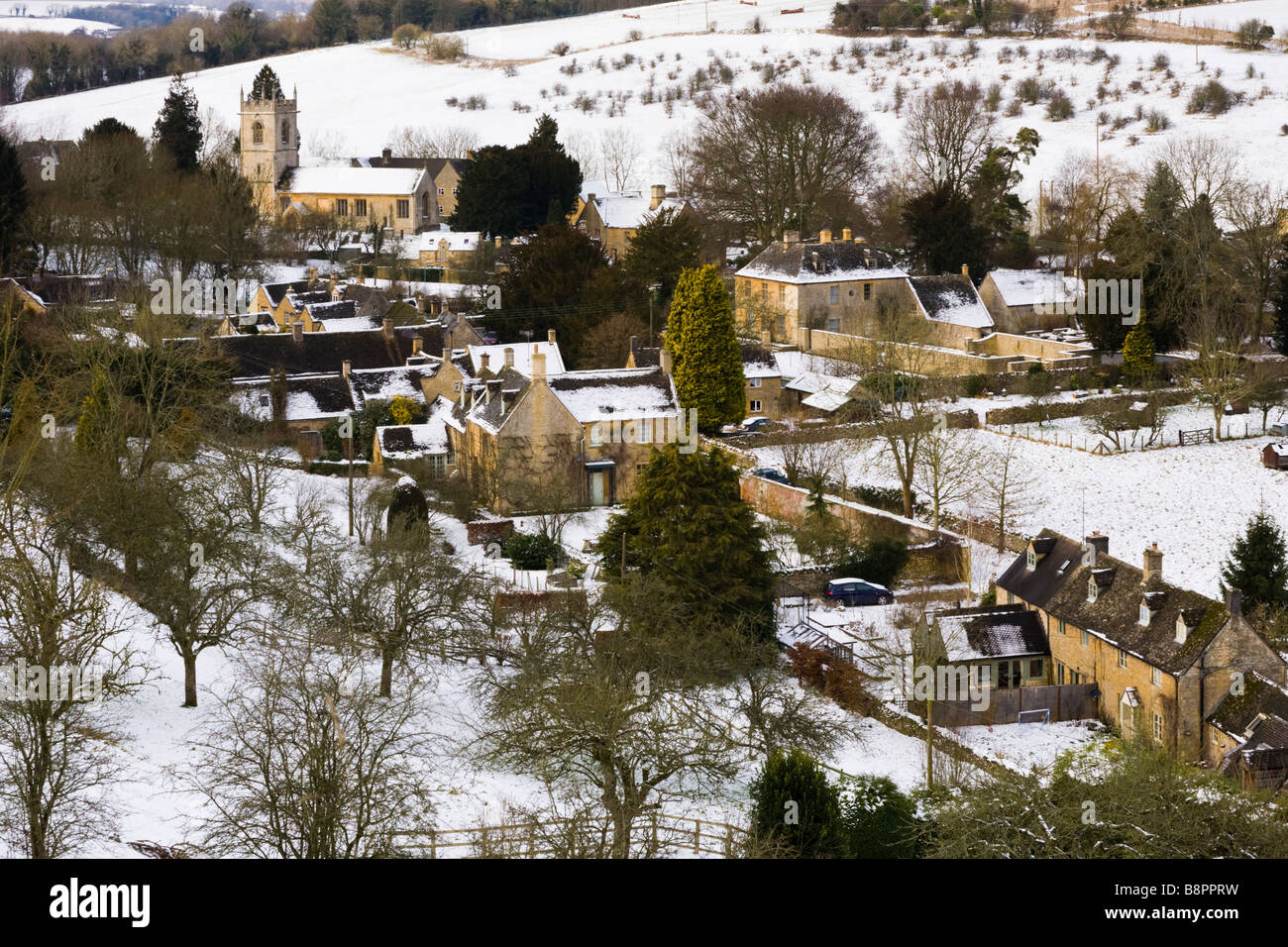 Neige de l'hiver dans le village de Cotswold Naunton, Gloucestershire Banque D'Images
