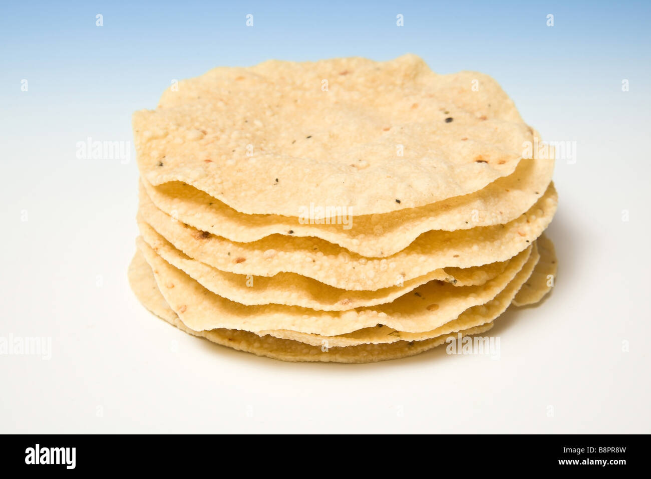 Poppadoms sur un fond studio bleu Banque D'Images