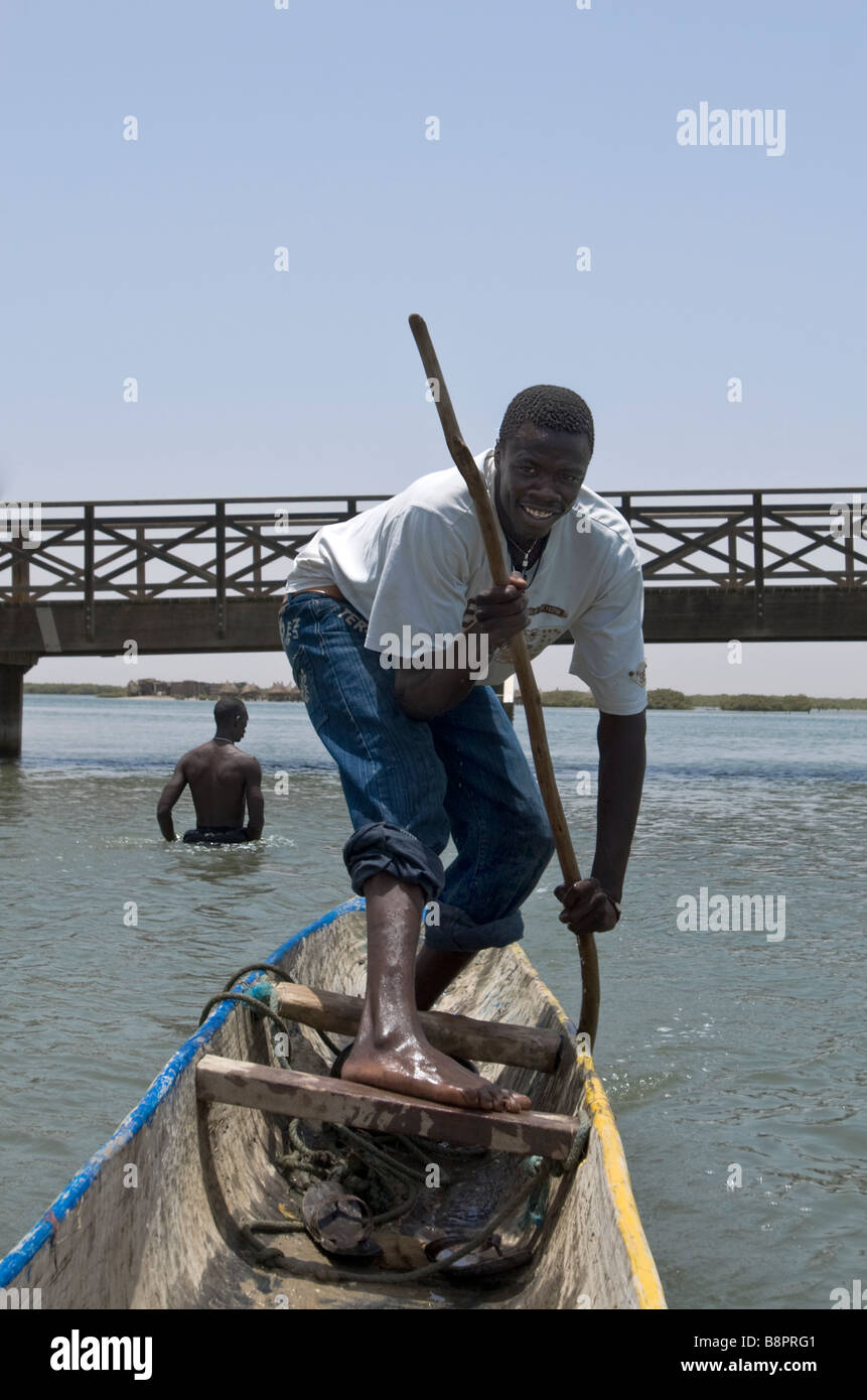 L'homme de l'Afrique de l'aviron dans une pirogue à Joal fadiouth Sénégal Banque D'Images