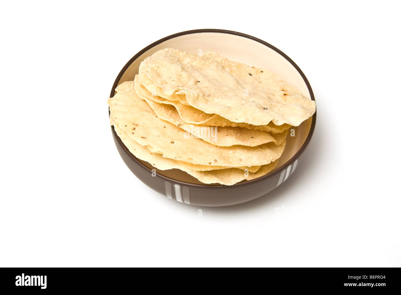 Bol de Poppadoms isolated on a white background studio Banque D'Images